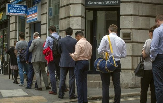 Πανικός από ουρές στα ανταλλακτήρια συναλλάγματος ενόψει πιθανού Brexit