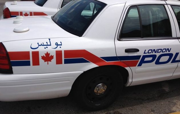 Οργή λαού σε αστυνομικό τμήμα του Καναδά για περιπολικά με αραβική γραφή
