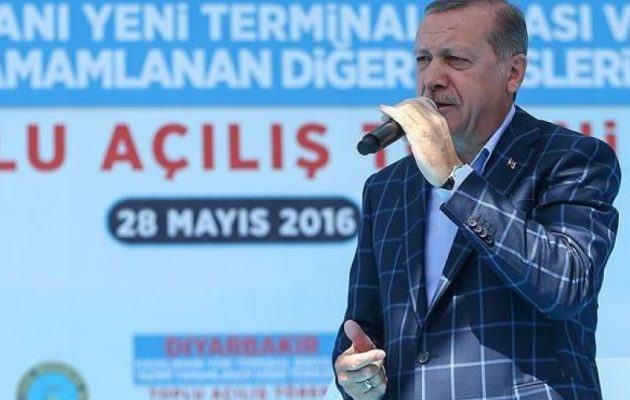 Ερντογάν: “Οι Κούρδοι ηγέτες είναι άθεοι και ζωροαστριστές”