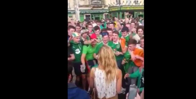 Ιρλανδοί φίλαθλοι κάνουν καντάδα σε όμορφη Γαλλίδα (βίντεο)