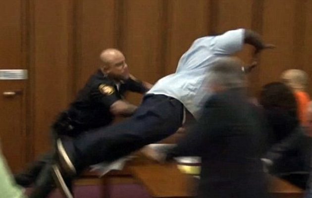 Πατέρας επιτίθεται στο δολοφόνο της κόρης του μέσα σε δικαστήριο (βίντεο)