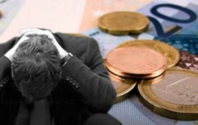 Reuters: Οι νέοι φόροι λυγίζουν τους Έλληνες