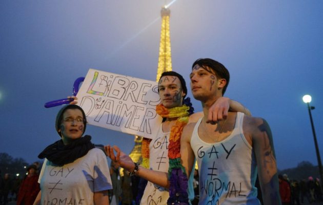 Στα χρώματα της σημαίας των γκέι τελικά ο Πύργος του Άιφελ