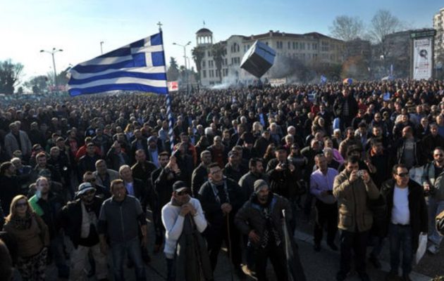 Eurasia Group: Η Ελλάδα οδεύει προς πλήρη οικονομική κατάρρευση