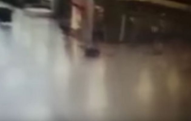 Βίντεο – ΣΟΚ! Αστυνομικός πάλεψε με βομβιστή αυτοκτονίας κι εκείνος πυροδότησε τα εκρηκτικά