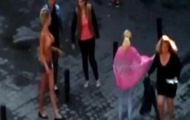 Γυμνόστηθες ιερόδουλες τσακώνονται για τα καλύτερα “πόστα” (βίντεο)