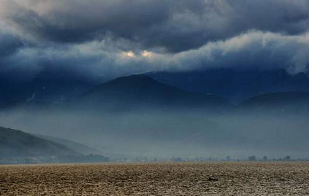 Συννεφιά και λίγες βροχές την Πέμπτη