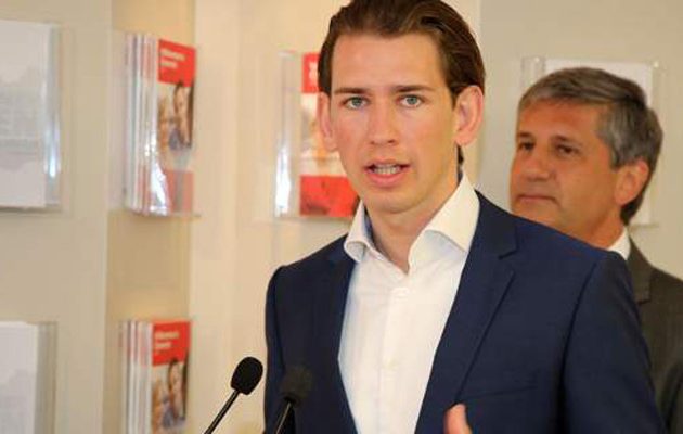 Νέα “χολή” από Κούρτς που επιμένει σε εγκλεισμό προσφύγων