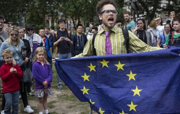 Σε απόλυτη υστερία οι Βρετανοί “Μένουμε Ευρώπη” μαζεύουν διαδικτυακές υπογραφές