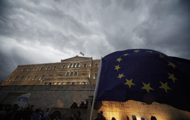 Έντονοι διαξιφισμοί για τη συγκέντρωση των… απολιτίκ “Παραιτηθείτε”