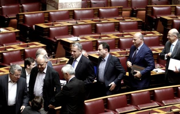 Μετά το γαλάζιο φιάσκο των offshore στροφή στο προσφυγικό