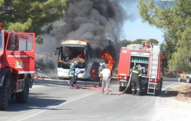 Λεωφορείο γεμάτο τουρίστες πήρε φωτιά εν κινήσει στη Ρόδο