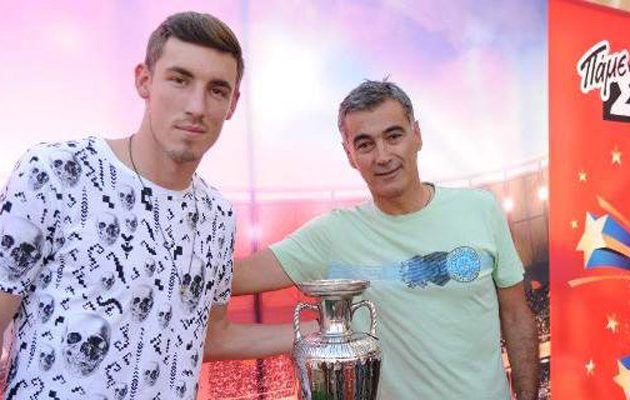 Το κύπελλο του EURO 2004 στα πρακτορεία του ΟΠΑΠ (φωτο)