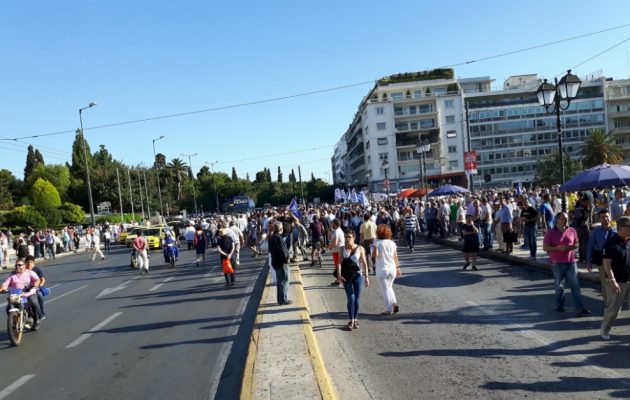 Πόσοι “παραιτηθείτε” μαζεύτηκαν στο Σύνταγμα (φωτο)