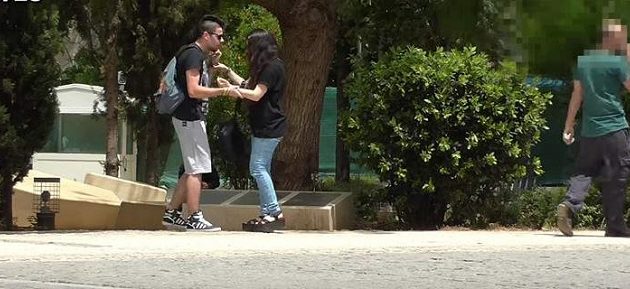 Την κακοποιούσε στο κέντρο της Αθήνας αλλά σχεδόν κανείς δεν αντέδρασε (βίντεο)