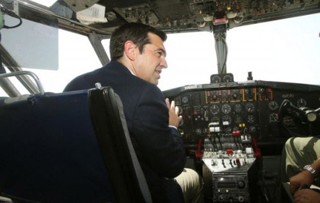 Πιλότος σε καναντέρ ο Τσίπρας στην Αεροπορική Βάση Ελευσίνας