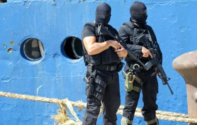 Βρέθηκε πλοίο γεμάτο όπλα και πυρομαχικά στον Πειραιά