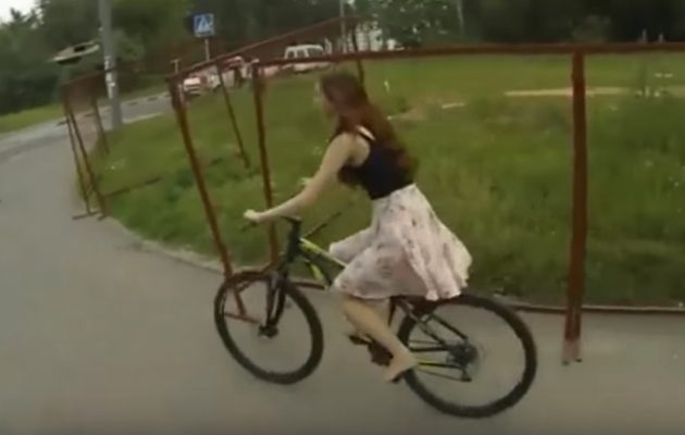 Δείτε τι έπαθε μια κοπέλα “καβάλα” σε ένα ποδήλατο (βίντεο)