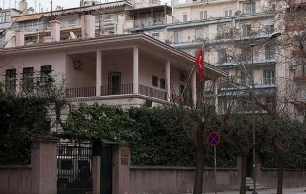 Επεισόδια και μολότοφ έξω από το τουρκικό προξενείο στη Θεσσαλονίκη