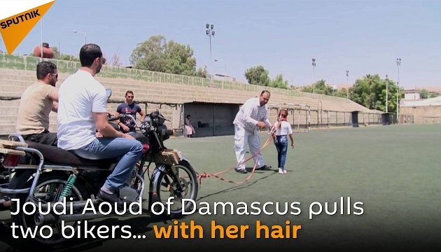 10χρονη «Ραπουνζέλ» τραβά μοτοσικλέτες με τα μαλλιά της! (βίντεο)