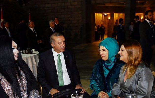 Γιατί ο Ερντογάν επέλεξε να φάει με τρανσέξουαλ σε εστιατόριο