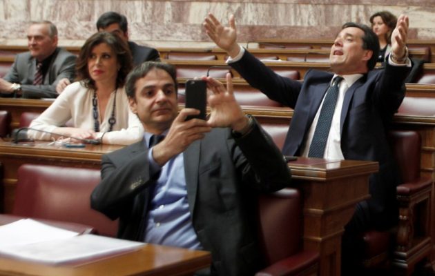 Γιατί ο Μητσοτάκης απαγόρευσε τα κινητά τηλέφωνα στο γραφείο του