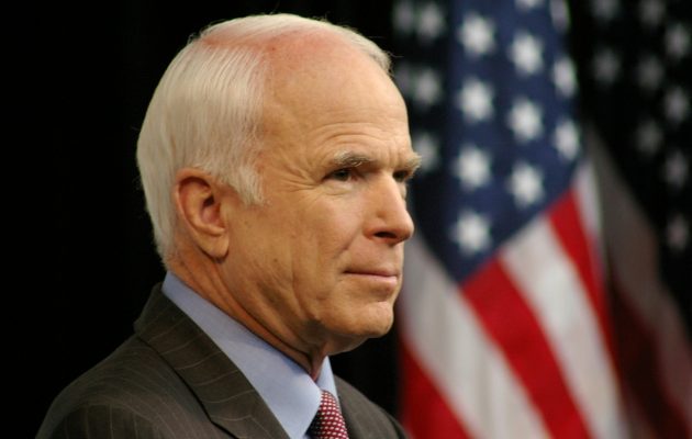 Ο Μακέιν έριξε την ευθύνη στον Ομπάμα για το Ορλάντο και μετά ανακάλεσε