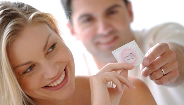 Το προφυλακτικό που δεν σπάει, το λέει κι ο Τσάρλι Σιν! (βίντεο)