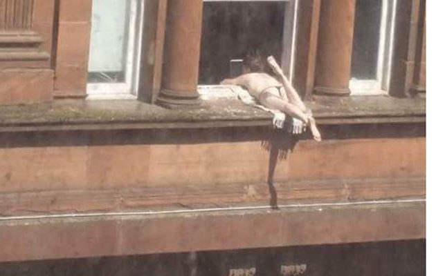 Kρεμάστηκε από το παράθυρο για να κάνει ηλιοθεραπεία