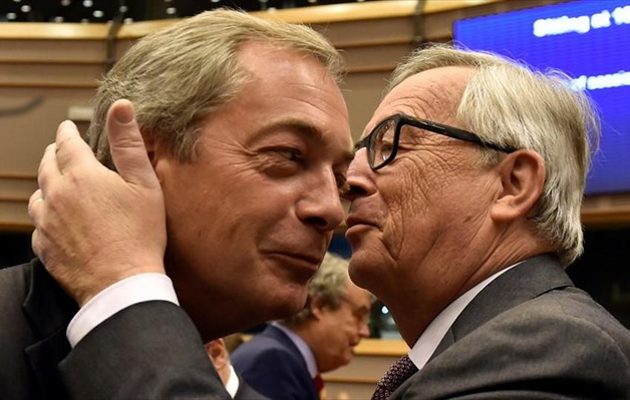 Το φιλί του Γιούνκερ στον Φάρατζ έβαλε “φωτιά” στις φωτογραφικές μηχανές