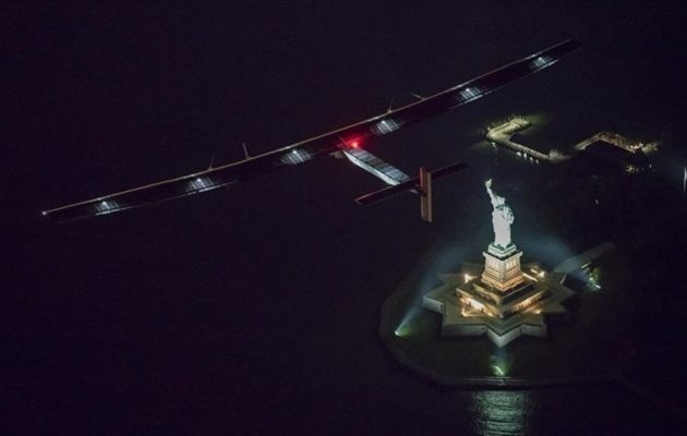 Το ηλιακό αεροσκάφος Solar Impulse 2 προσγειώθηκε στη Νέα Υόρκη (βίντεο)