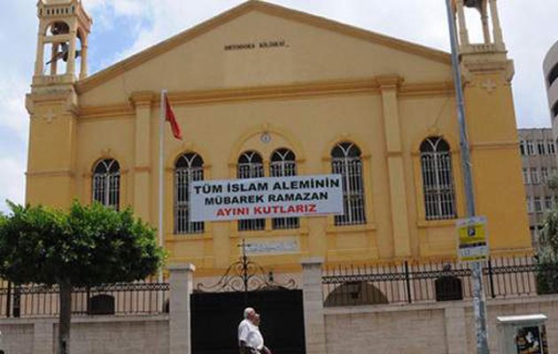 Oι Τούρκοι σήκωσαν πανό για το ραμαζάνι σε Ορθόδοξη εκκλησία