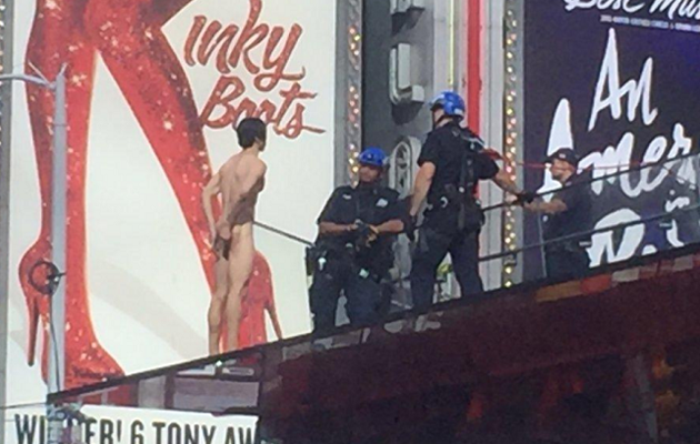 Βγήκε γυμνός στη Νέα Υόρκη για να φωνάξει για τον… Τραμπ!