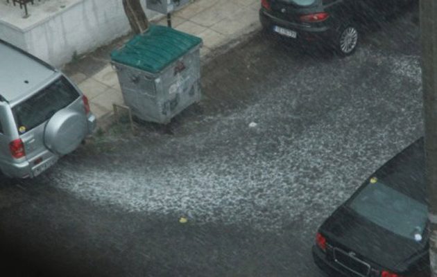 Άνοιξαν οι ουρανοί: Χαλάζι σε μέγεθος στραγαλιού στο Σύνταγμα (βίντεο)