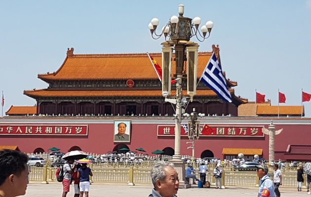 Στο Κίνα για επενδύσεις ο Τσίπρας – Στο Πεκίνο χιλιάδες ελληνικές σημαίες