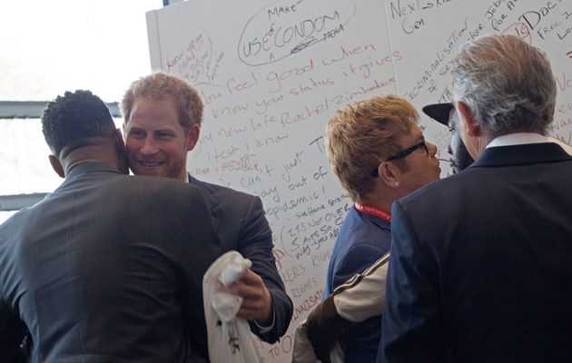 Ο πρίγκιπας Χάρι και ο σερ Έλτον Τζον στη μάχη κατά του AIDS