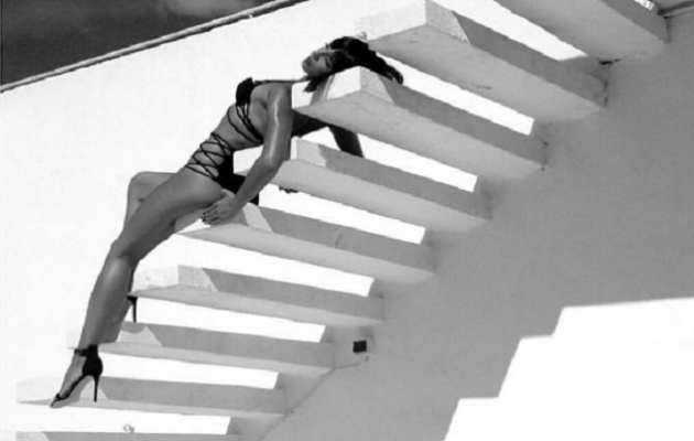 Απολαύστε τη Στικούδη ημίγυμνη στη σκάλα