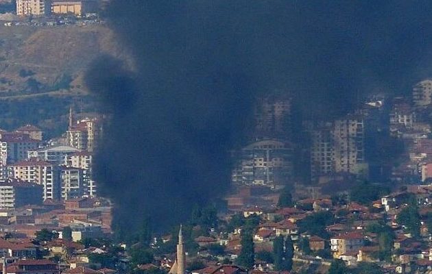 “Aναστατώθηκε” ξανά η Τουρκία: Φωτιά σε όχημα και κτίριο στην Άγκυρα (βίντεο)