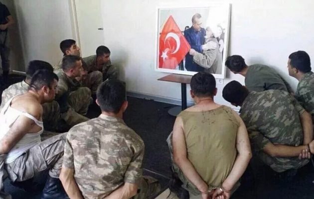 Σουρεάλ! Βάζουν τους στασιαστές να κοιτάνε το πορτρέτο του Ερντογάν