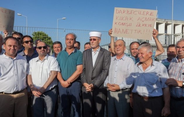 Αλεξανδρούπολη: Ποιοι φώναζαν «να φύγουν οι προδότες» (φωτο)