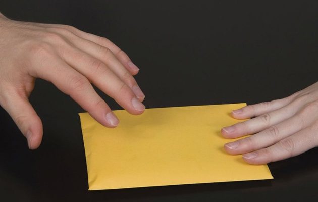 Χειροπέδες σε πολεοδόμο και αρχιτέκτονα για μίζα ώστε να σβήσουν πρόστιμο