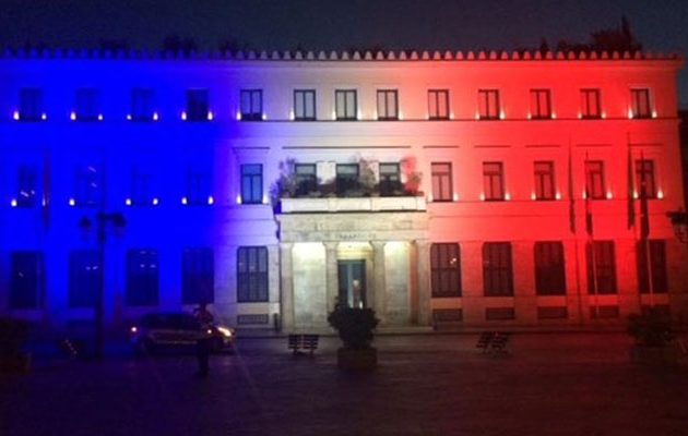 Στα χρώματα της Γαλλίας “ντύθηκε” το δημαρχείο Αθήνας