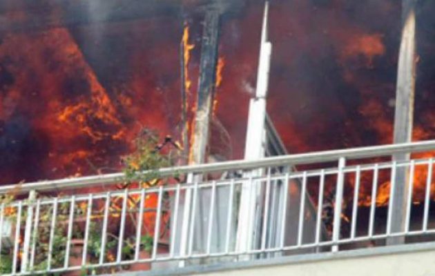 Πειραιάς: Πυροσβέστες έσωσαν βρέφος και 7 ενήλικες από φωτιά σε πολυκατοικία