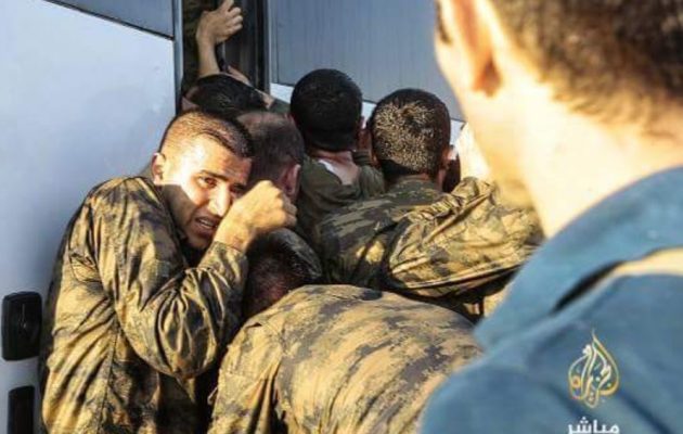 Φοβερές εικόνες στην Τουρκία – Δείτε τους τζιχαντιστές του Ερντογάν να λιντσάρουν στρατιώτες