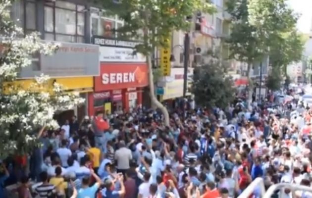 Φανατικοί ισλαμιστές επιτίθενται σε βιβλιοπωλεία στην Τουρκία (βίντεο)