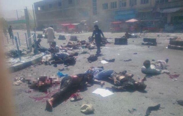 80 νεκροί από τη βομβιστική επίθεση του ISIS στην Καμπούλ (φωτο)