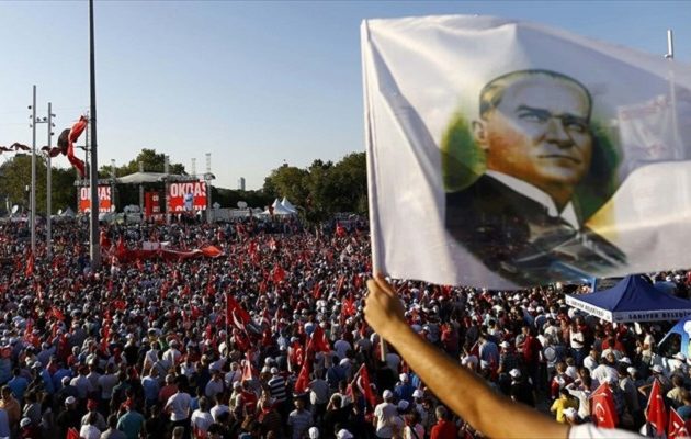 Πλακάτ με τη φωτογραφία του Κεμάλ στη διαδήλωση στην Κωνσταντινούπολη