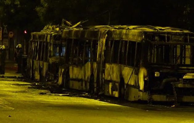 Το Δημόσιο θα πληρώσει 700.000 ευρώ  για δύο καμμένα λεωφορεία από μολότοφ