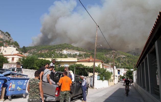 Σε κατάσταση έκτακτης ανάγκης η Λίμνη Ευβοίας – Μαίνεται η πυρκαγιά