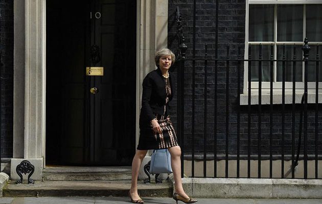 Χρόνο για το Brexit ζητά από τον Γιούνκερ η Μέι